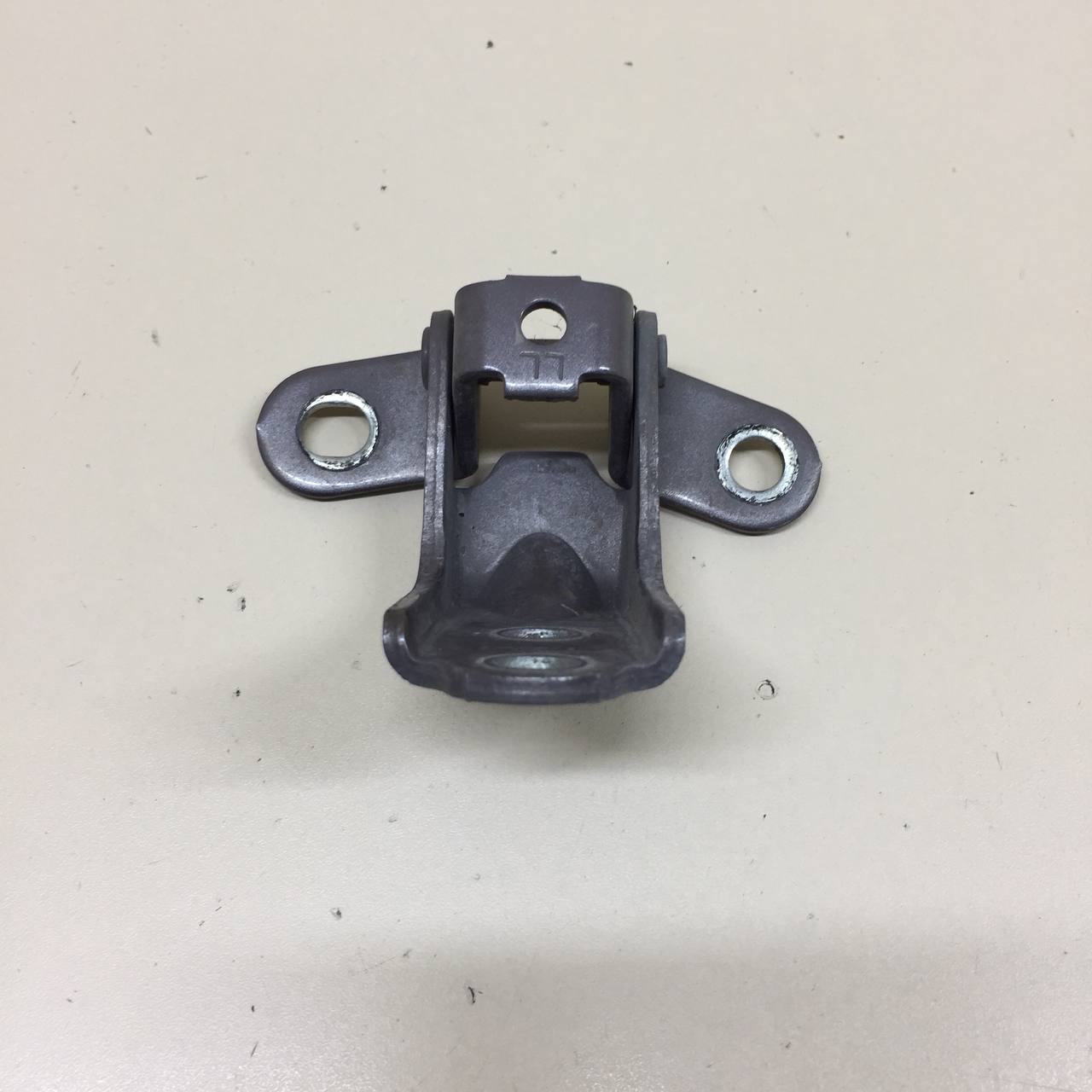 Петля двери задней левой нижняя Kia Ceed (ED) 2007-2012