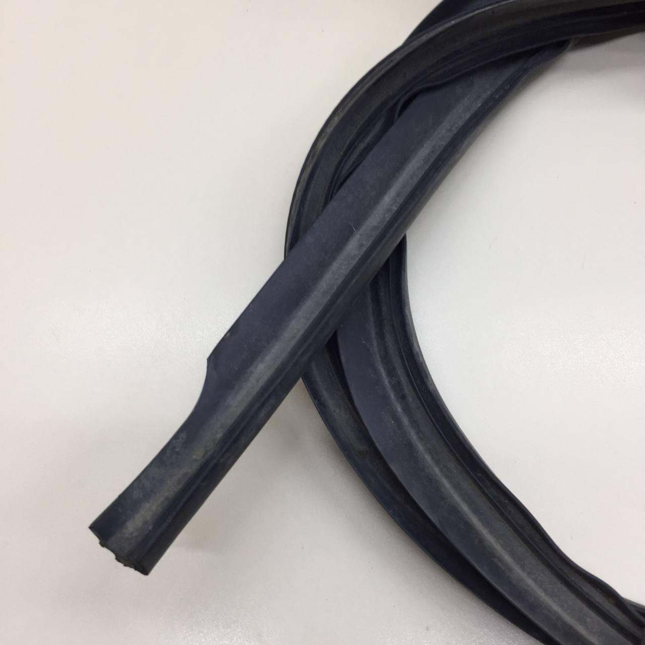 Уплотнитель (Наружный) Lada  Niva Travel 2020>