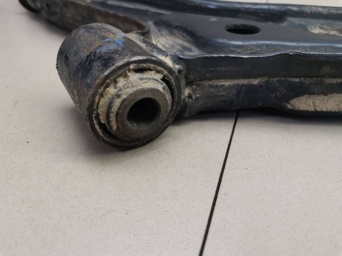 Рычаг передний левый Nissan Almera (N15) 1995-2000