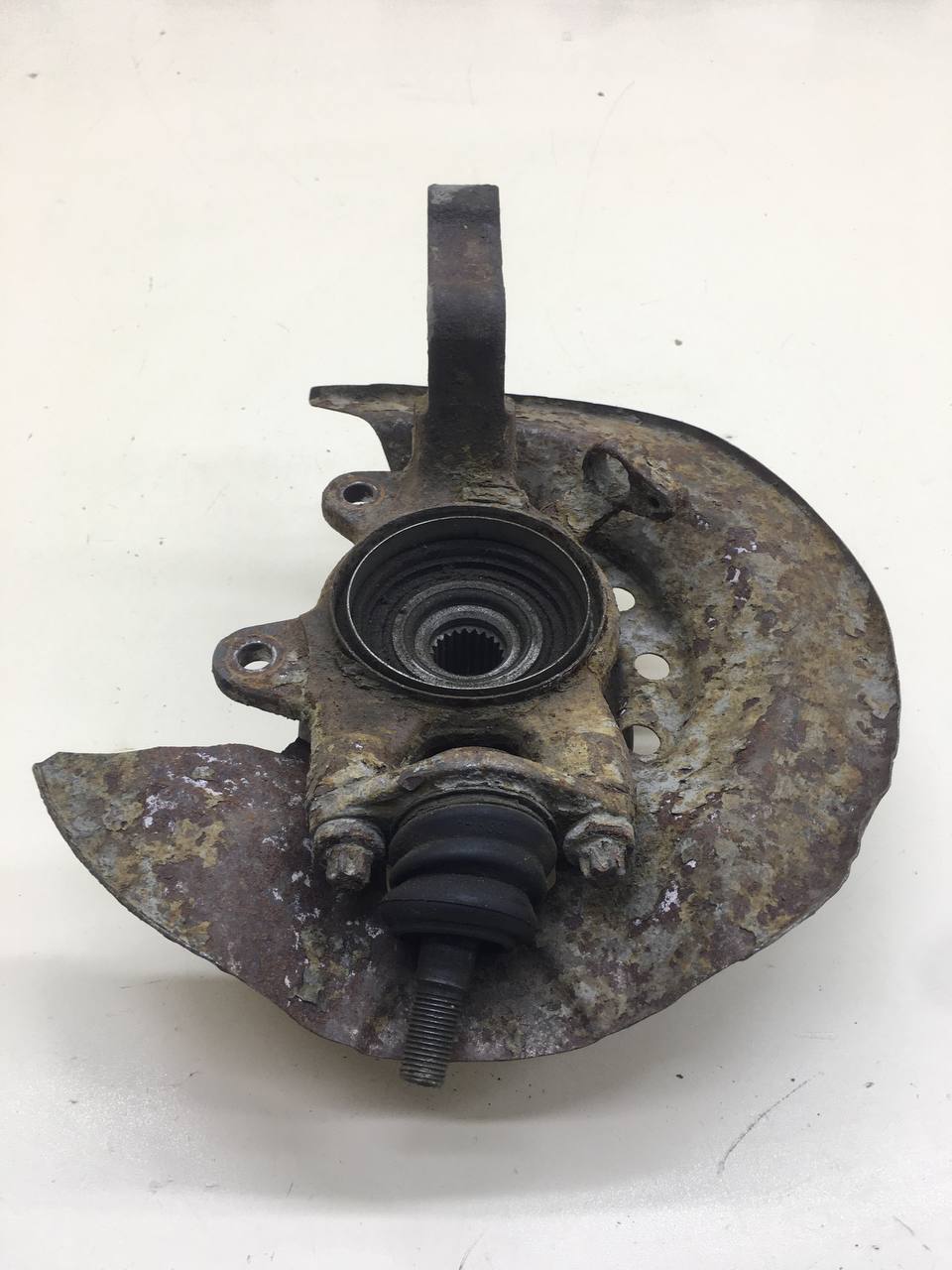 Кулак поворотный передний правый Lada Granta 2011>