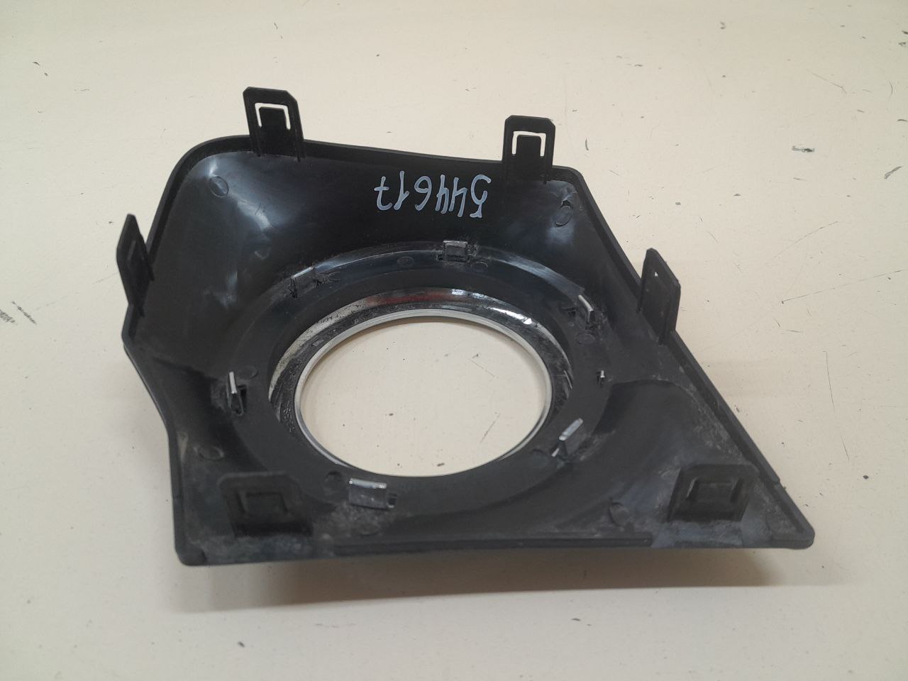 Рамка противотуманной фары левой Mitsubishi L200 5 (KK/KL) 2015>