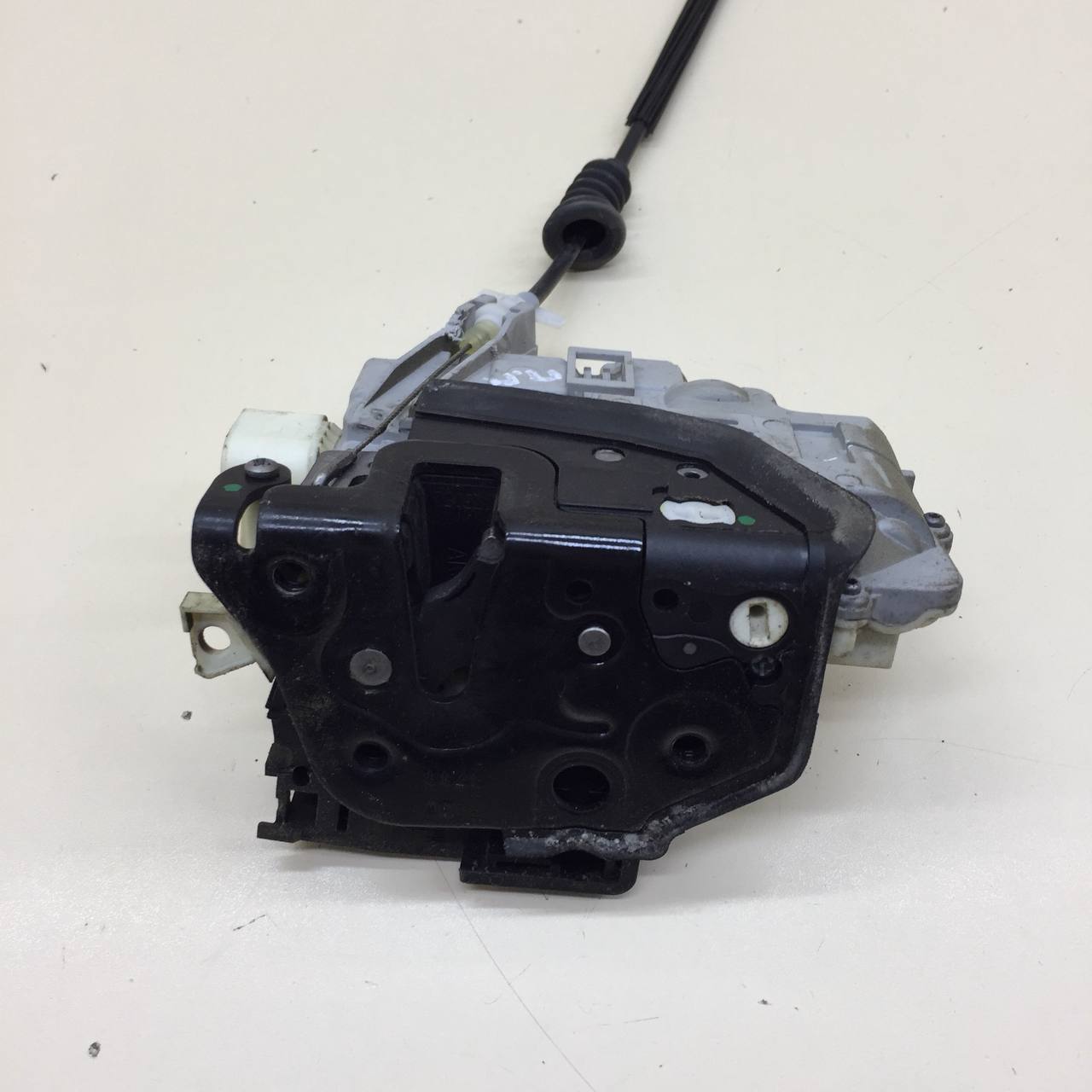 Замок двери передней правой Volkswagen Passat B7 2011-2015