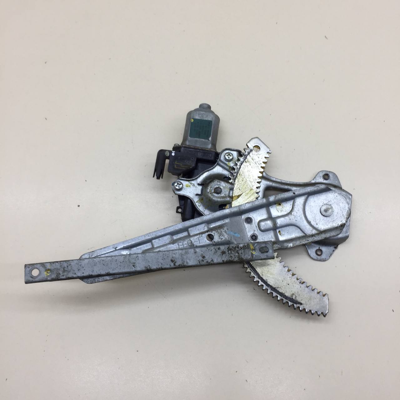 Стеклоподъемник электр. задний правый Nissan Tiida (C11) 2007-2014