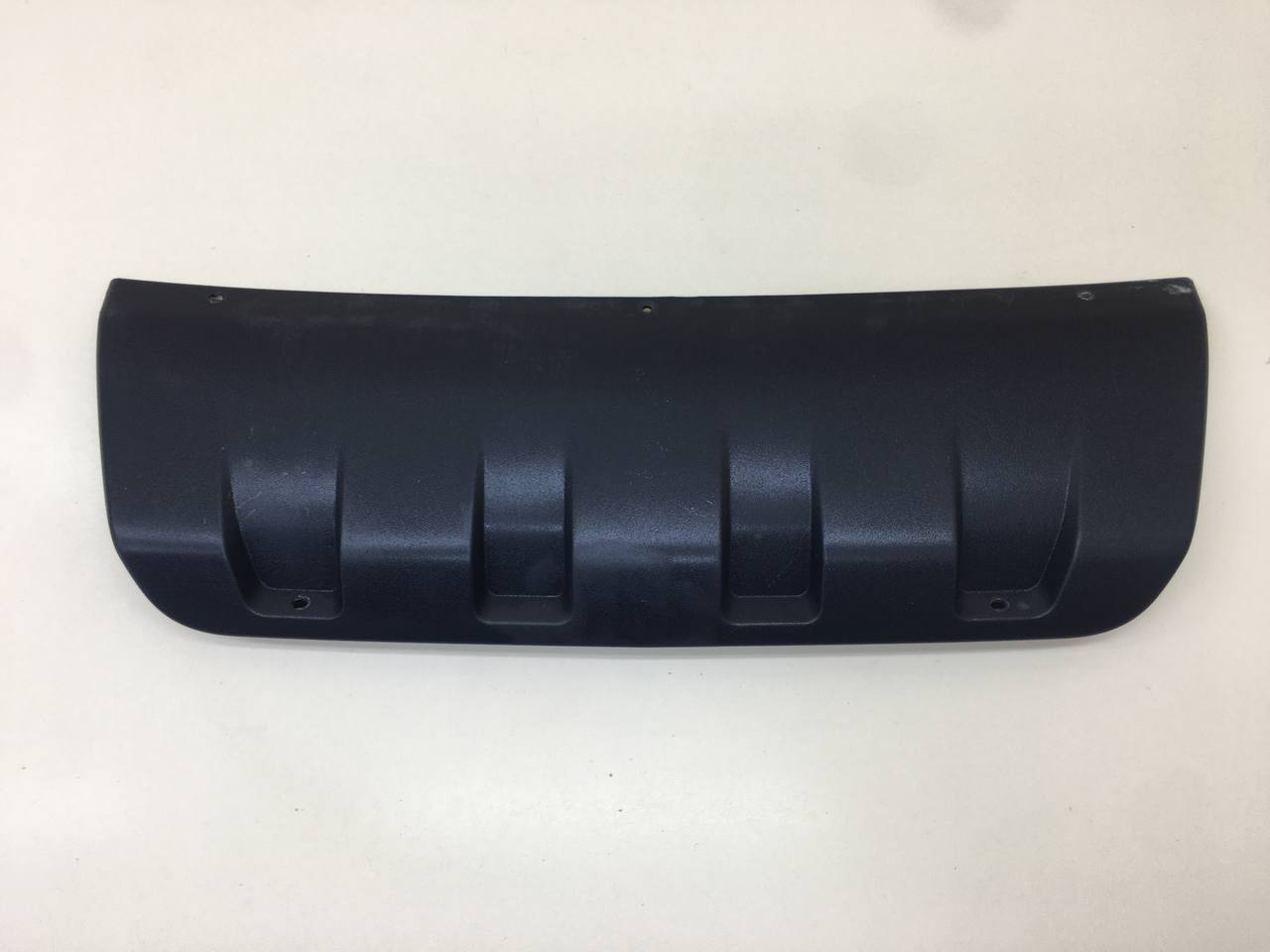 Накладка переднего бампера центральная Chevrolet Niva 2009-2020