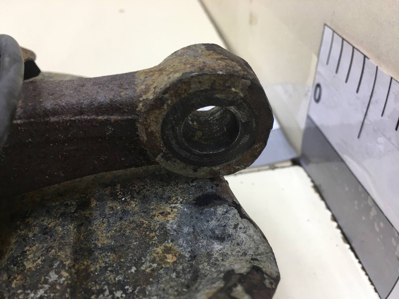 Кулак поворотный передний левый Mitsubishi L200 (KB) 2006-2016