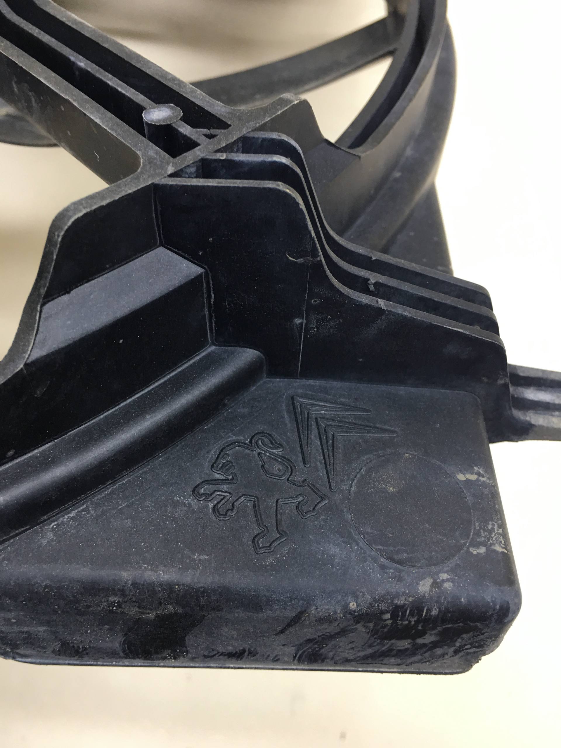 Диффузор вентилятора Peugeot 208 2012>