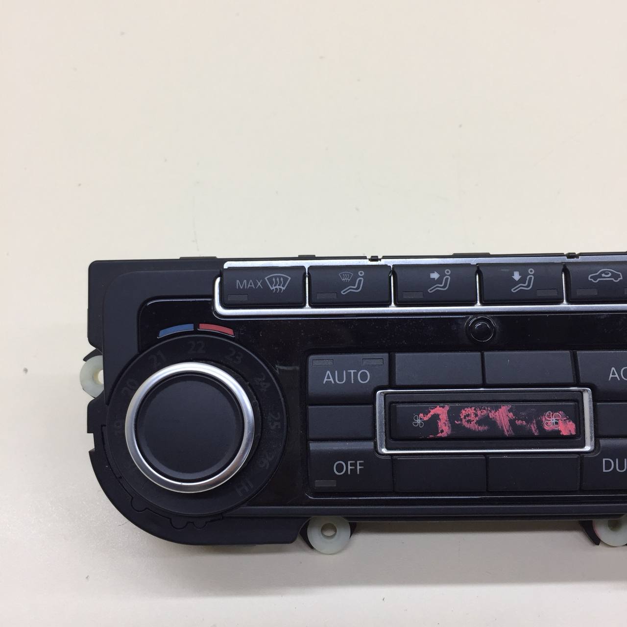 Блок управления климатической установкой Volkswagen Tiguan (5N1) 2007-2011