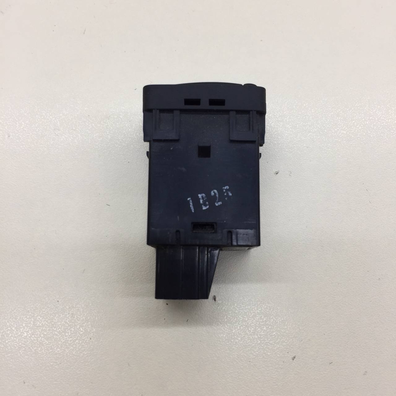 Кнопка антипробуксовочной системы Nissan Juke (YF15) 2011-2020