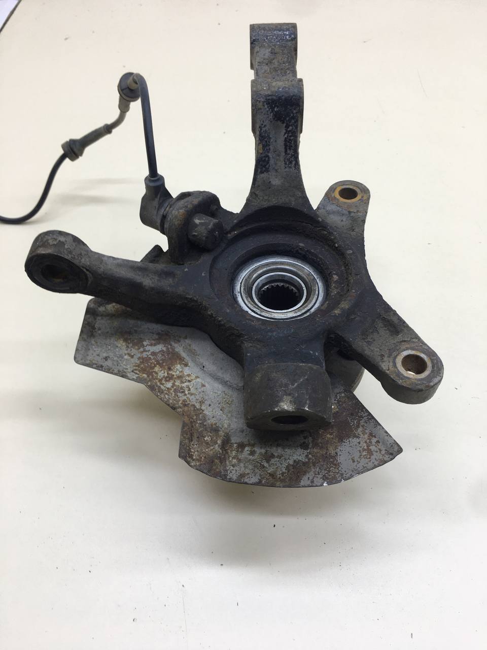 Кулак поворотный передний левый Chevrolet Aveo T250 2005-2011