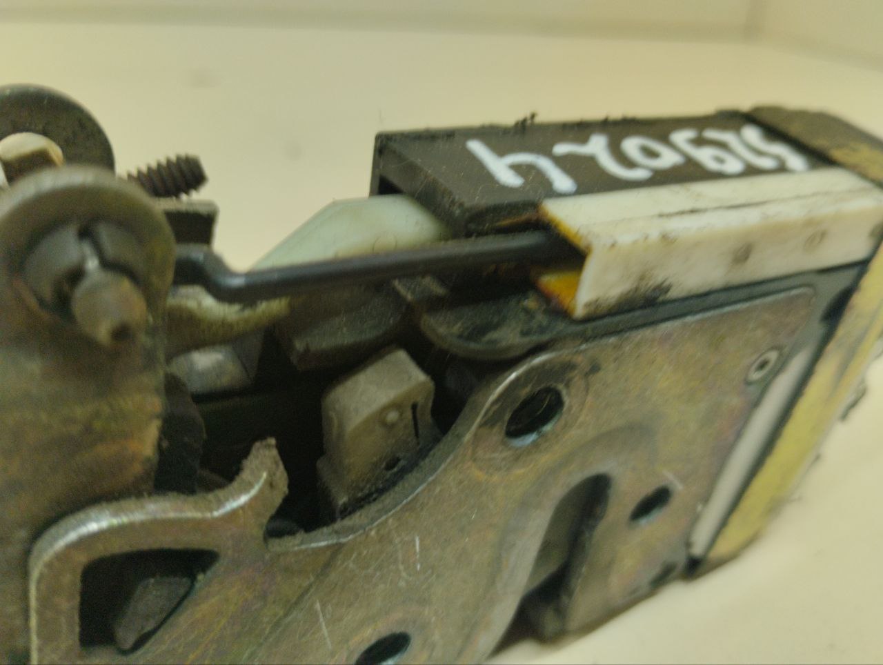 Замок двери передней левой Chevrolet TrailBlazer (GMT360) 2001-2010