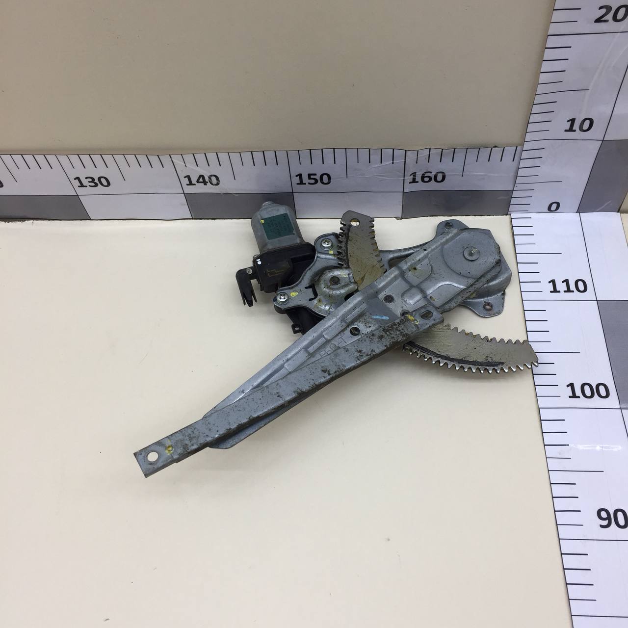 Стеклоподъемник электр. задний правый Nissan Tiida (C11) 2007-2014