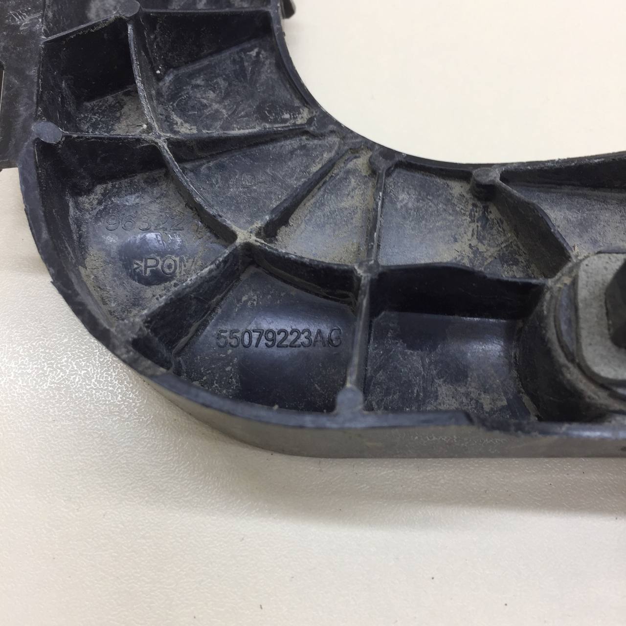 Кронштейн заднего бампера левый Jeep Grand Cherokee (WK2) 2010>