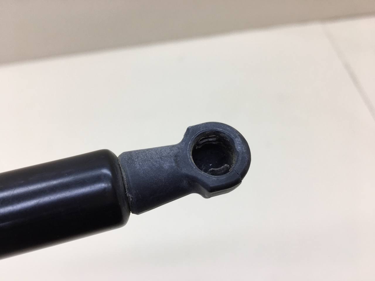 Амортизатор двери багажника Lada Granta 2011>