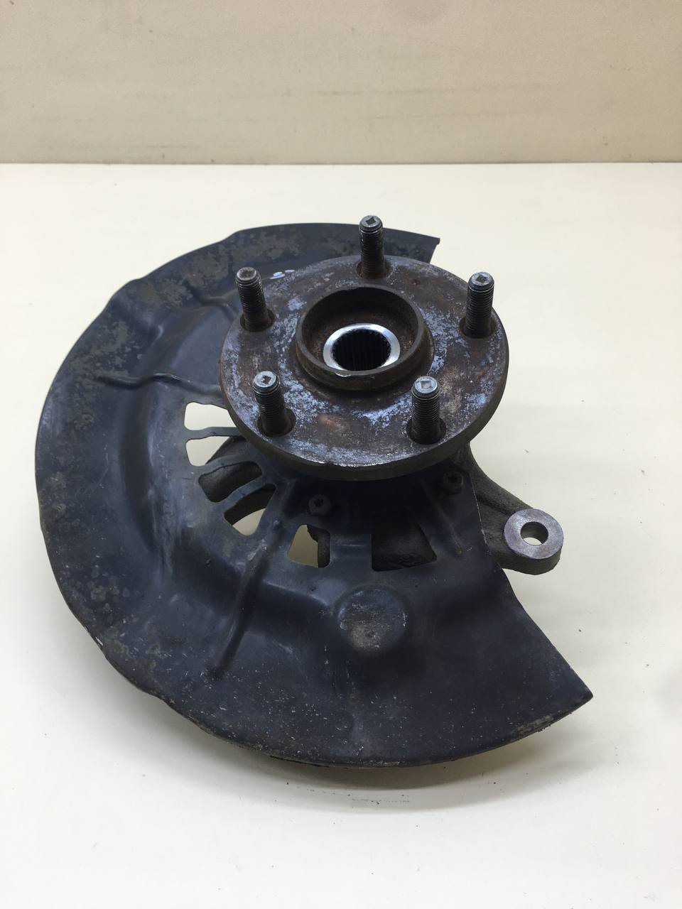 Кулак поворотный передний правый Toyota Camry (XV50) 2011-2017