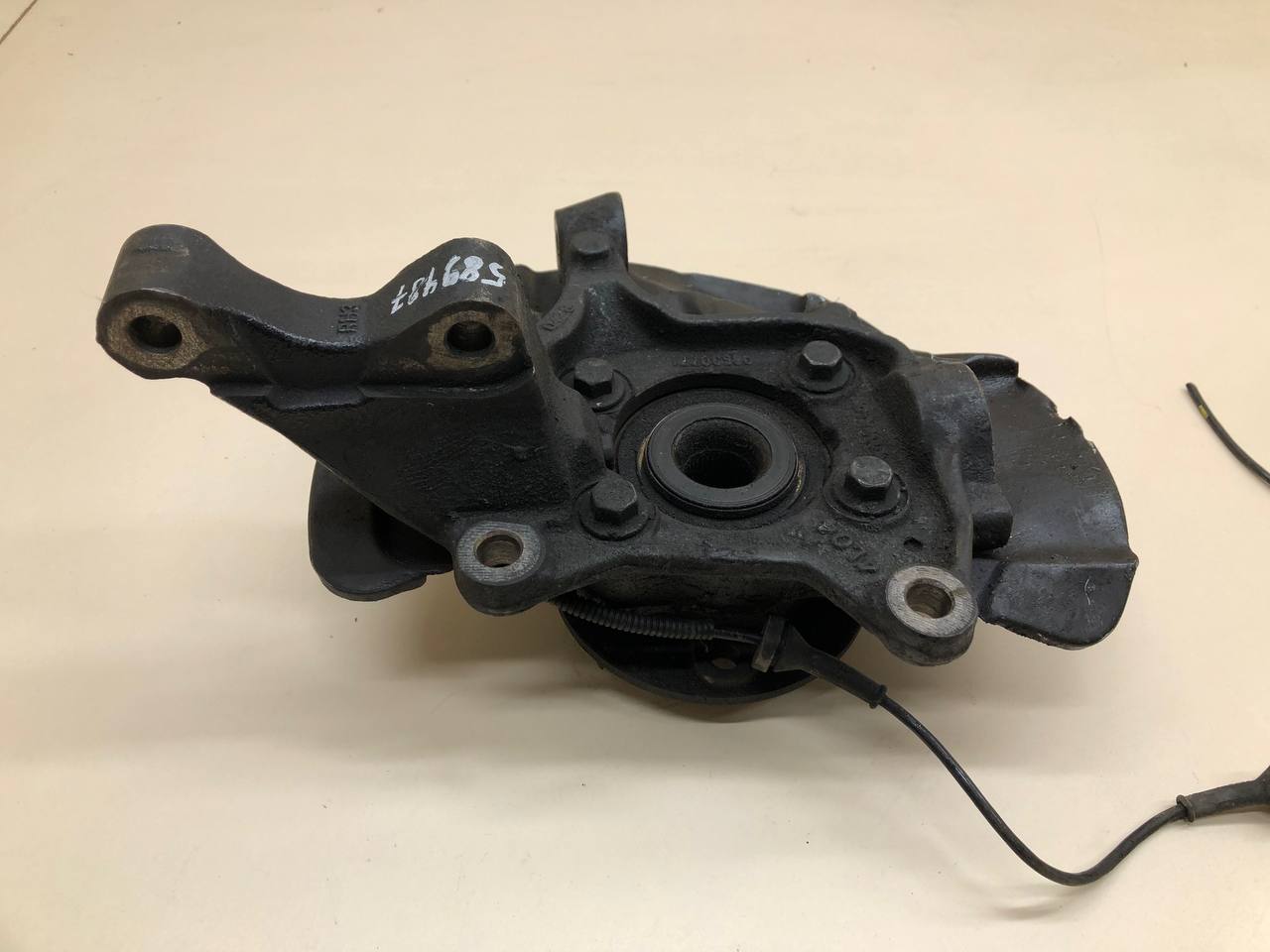 Кулак поворотный передний правый Volvo XC90 2002-2015