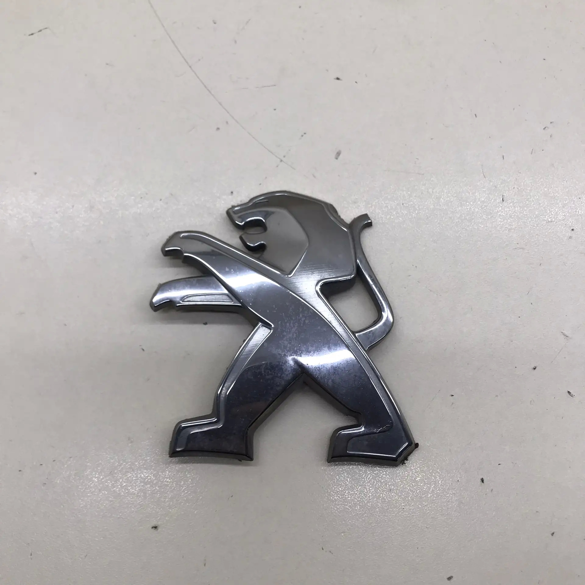 Эмблема Peugeot 208 2012>