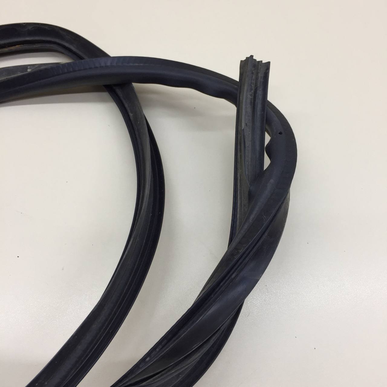 Уплотнитель (Наружный) Lada  Niva Travel 2020>