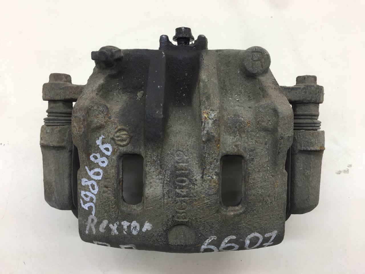 Суппорт передний правый SsangYong Rexton 2 2006-2012