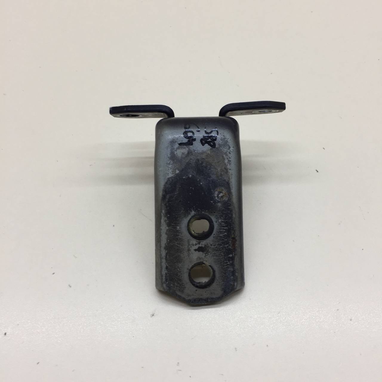 Петля двери передней левой верхняя Suzuki Grand Vitara 2005-2015