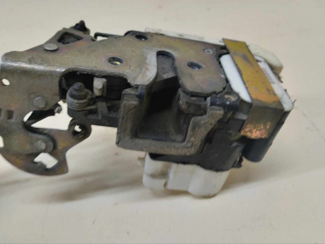 Замок двери передней левой Chevrolet TrailBlazer (GMT360) 2001-2010