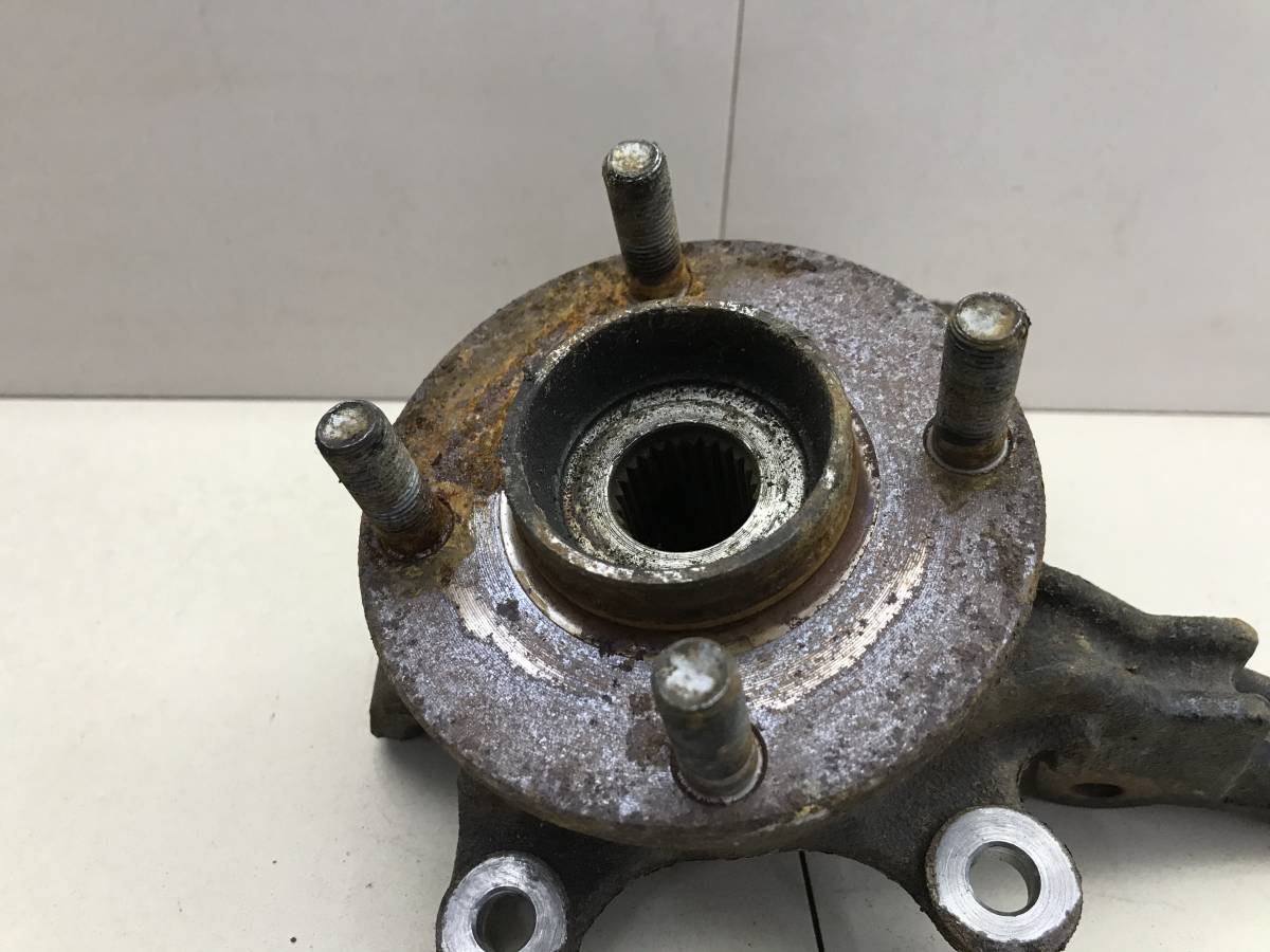 Кулак поворотный передний правый Nissan Pulsar (N15) 1995-2000