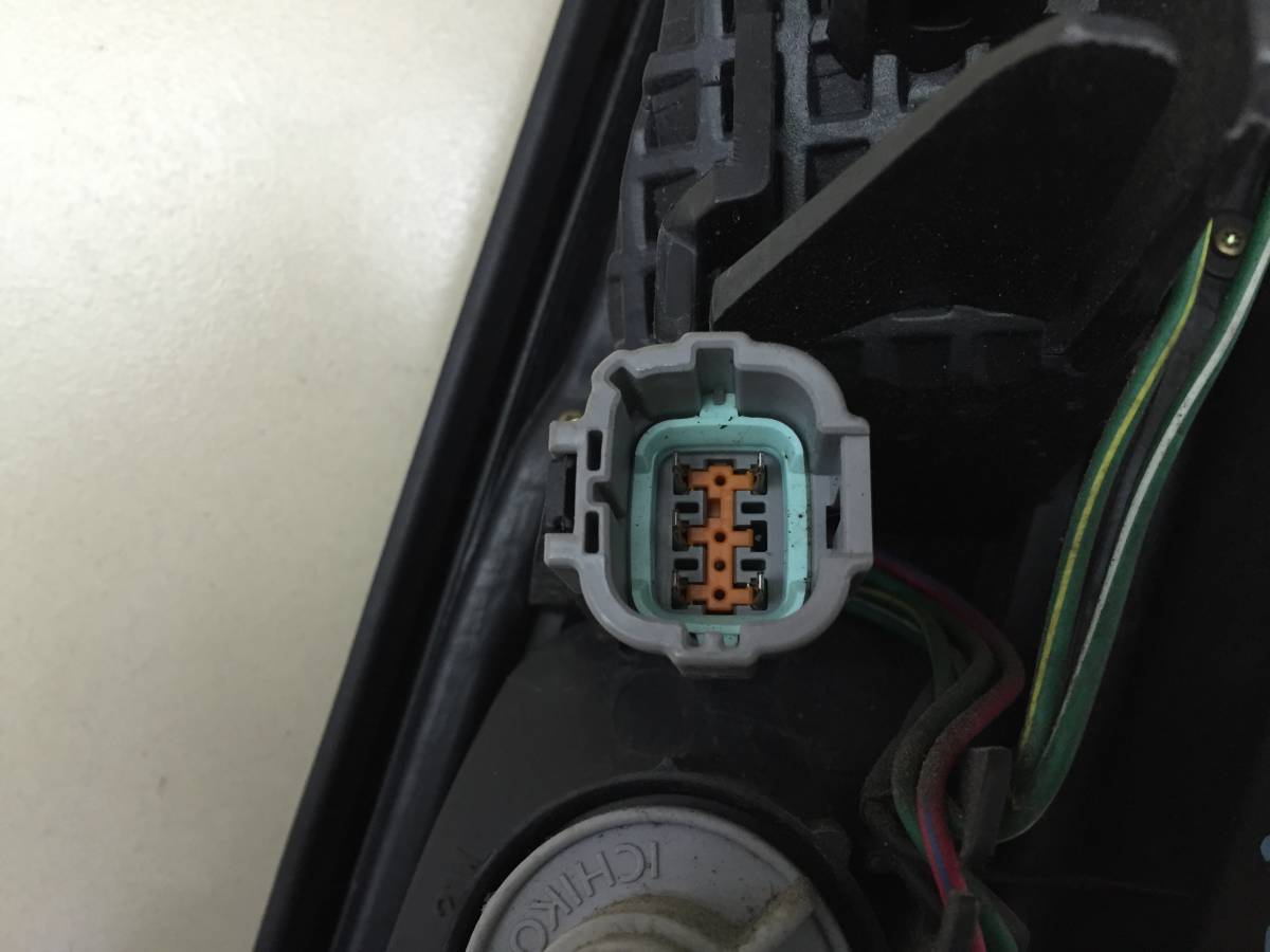 Фонарь задний правый Nissan Cube (Z10) 1998-2002