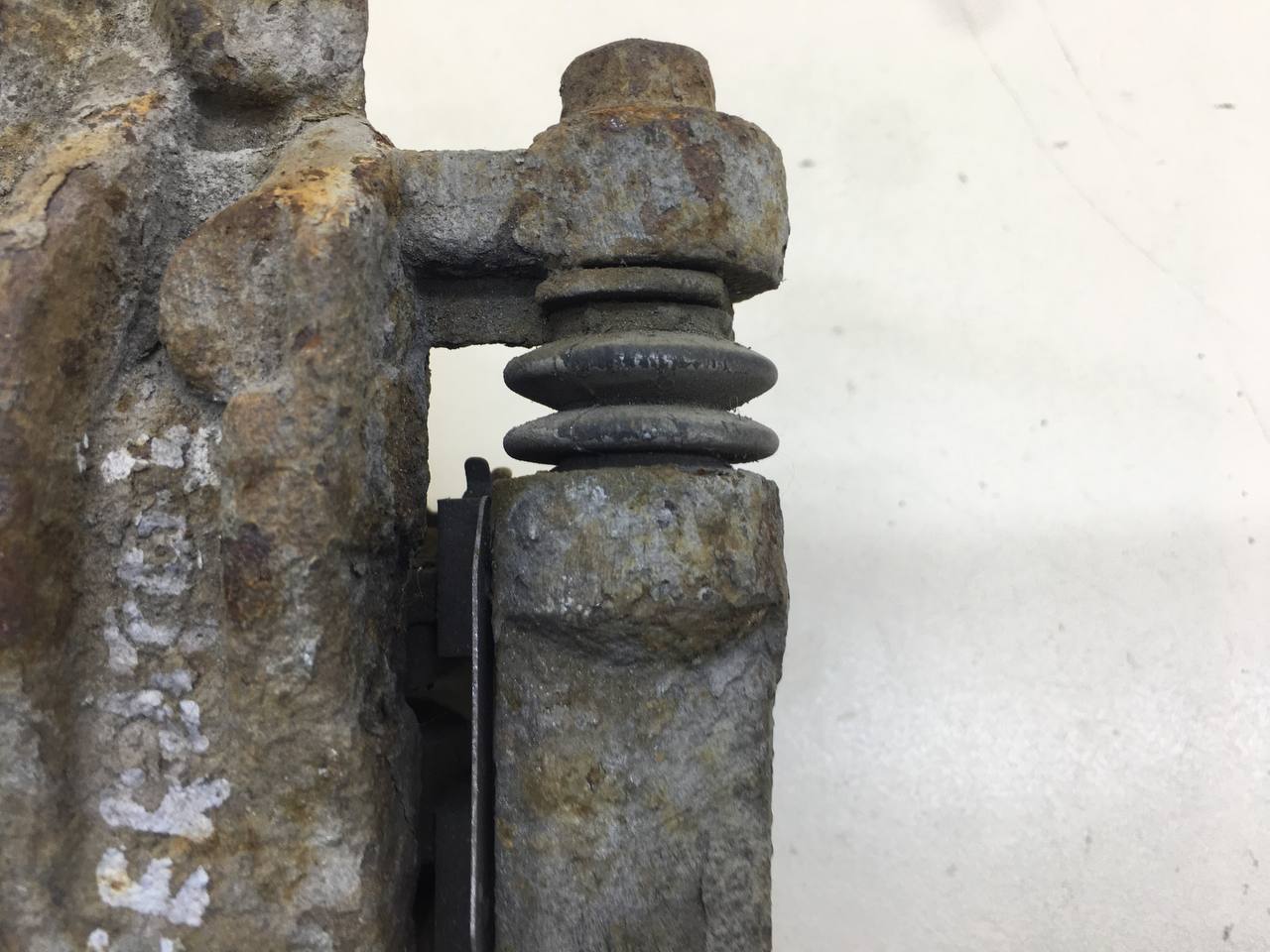 Суппорт задний левый Kia Cerato (TD) 2009-2013