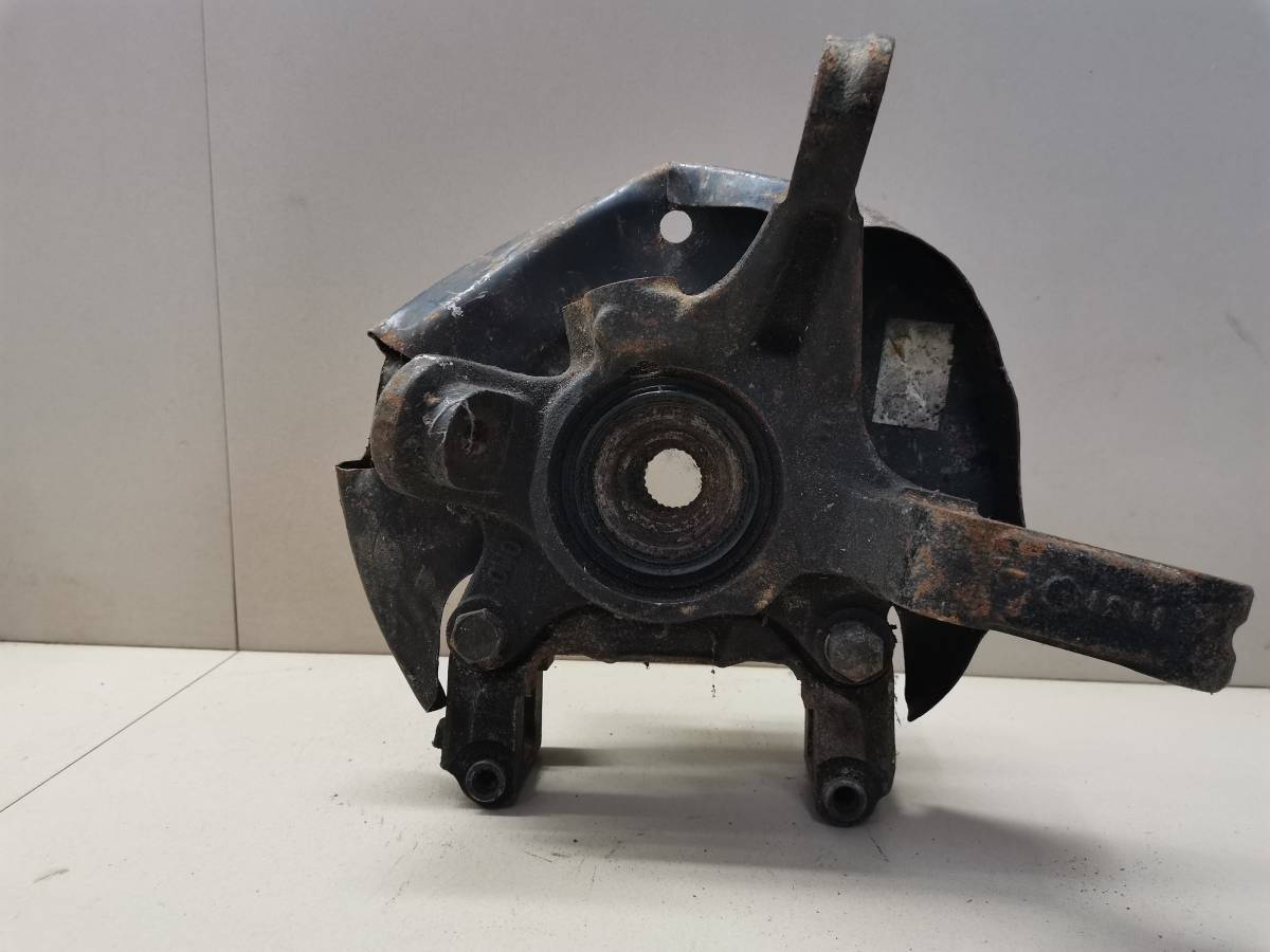 Кулак поворотный передний левый Nissan Almera (N15) 1995-2000