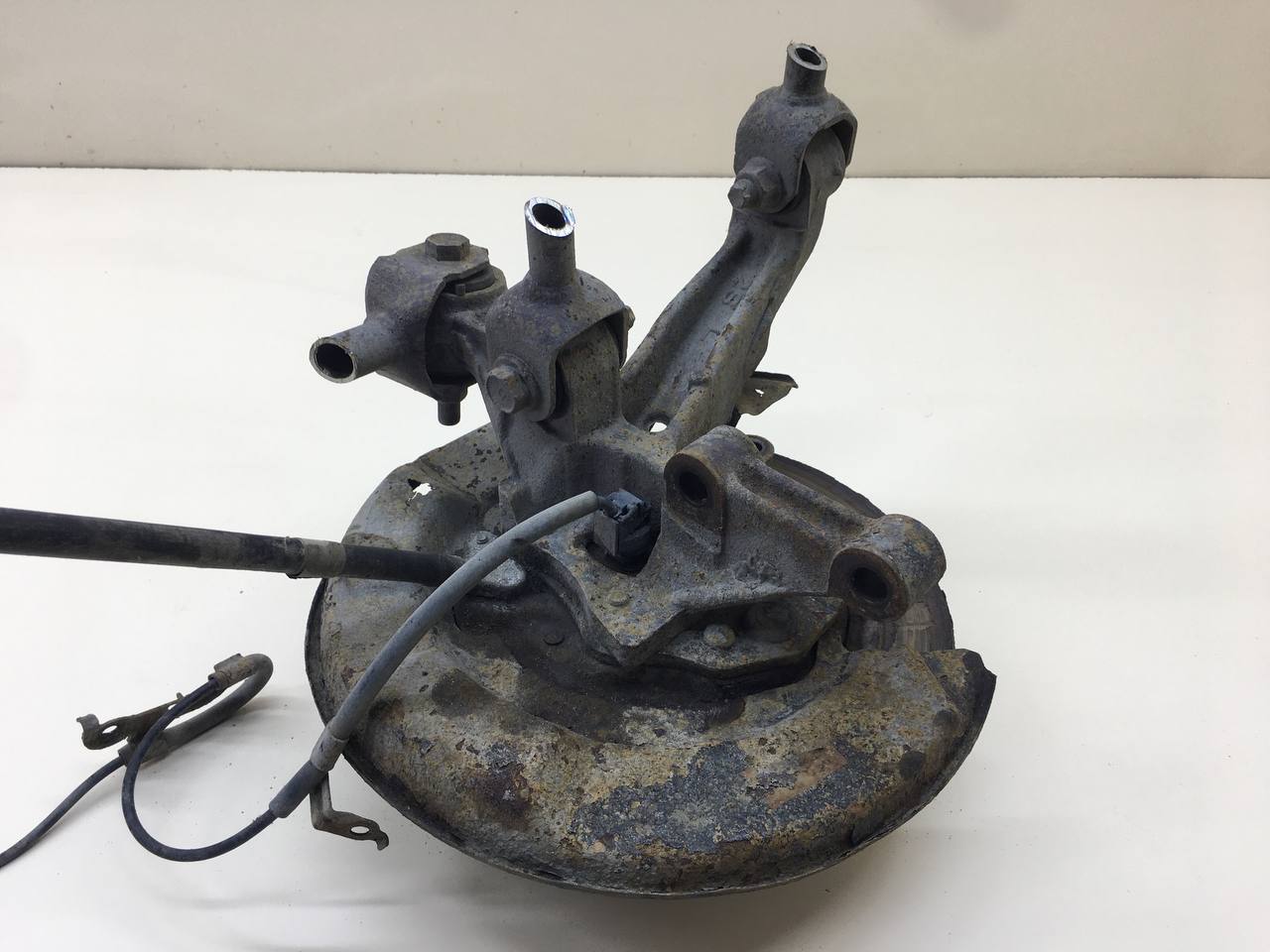 Кулак поворотный задний левый Toyota Camry (XV30) 2001-2006