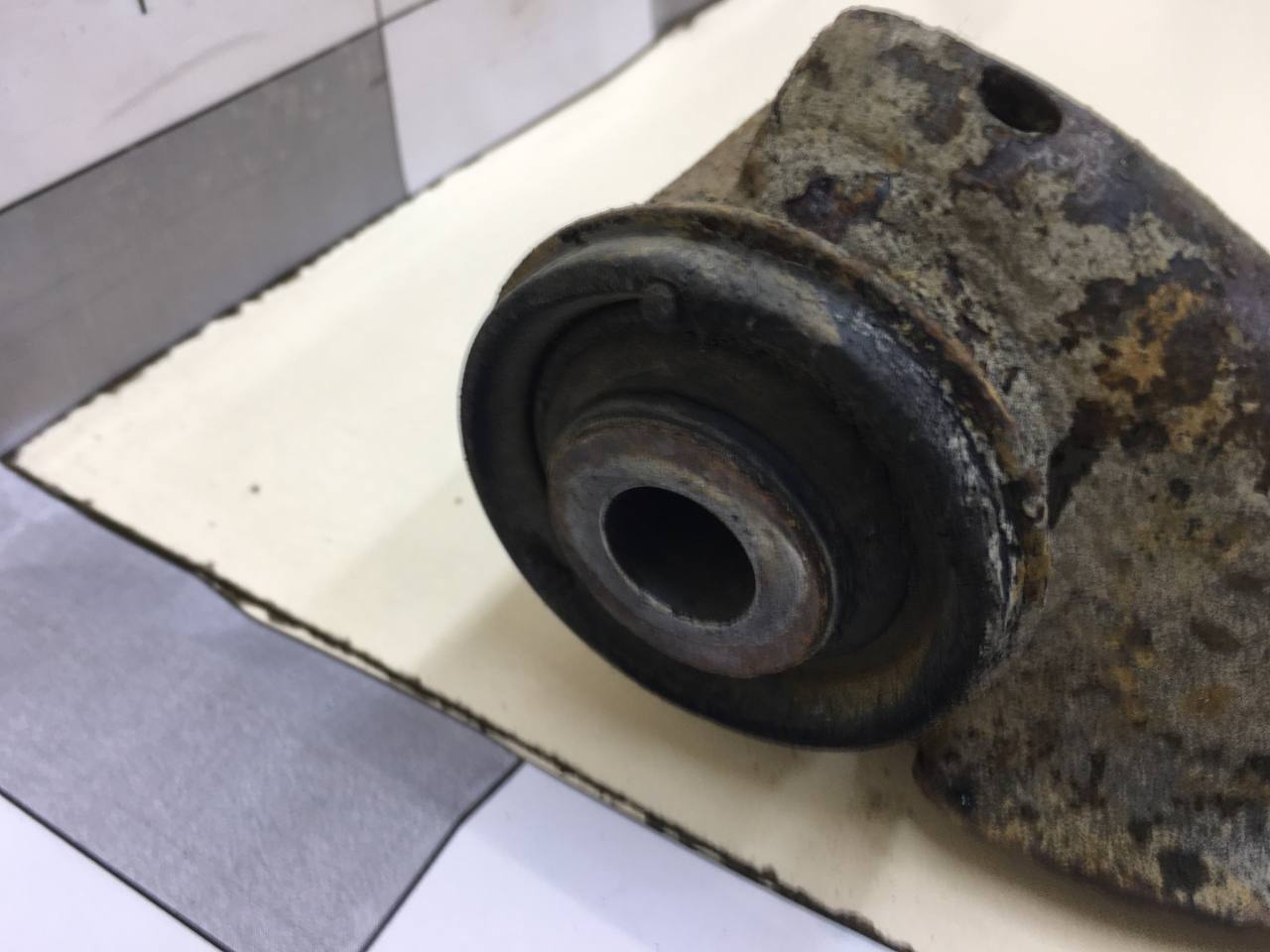 Рычаг передний нижний левый Mitsubishi L200 (KB) 2006-2016