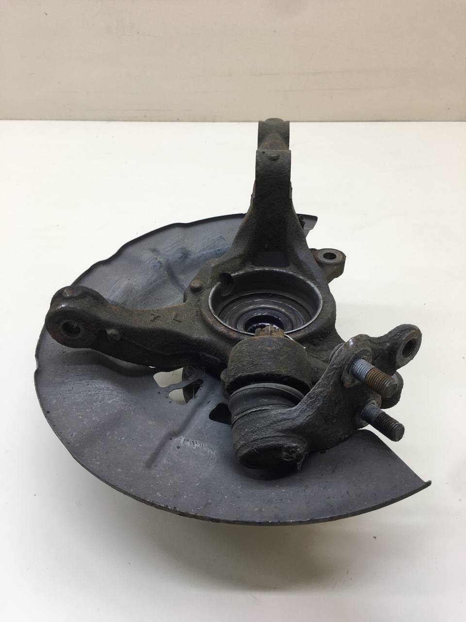 Кулак поворотный передний левый Toyota Camry (XV50) 2011-2017