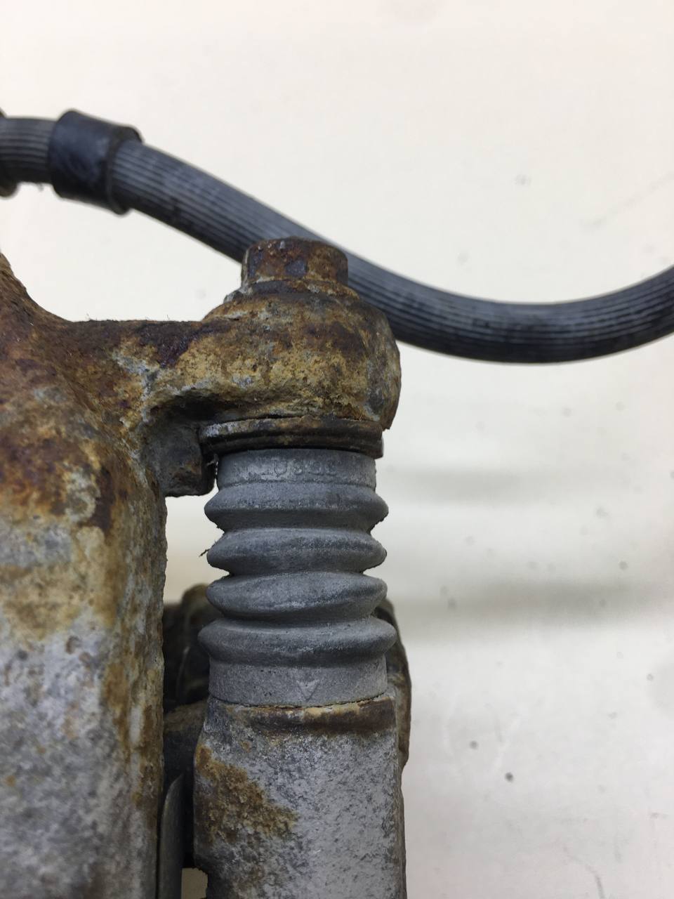 Суппорт передний левый Nissan Primera (P12) 2002-2007