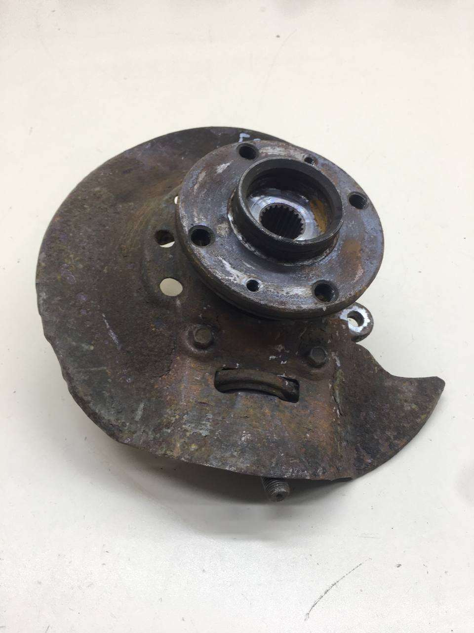 Кулак поворотный передний правый Lada Granta 2011>