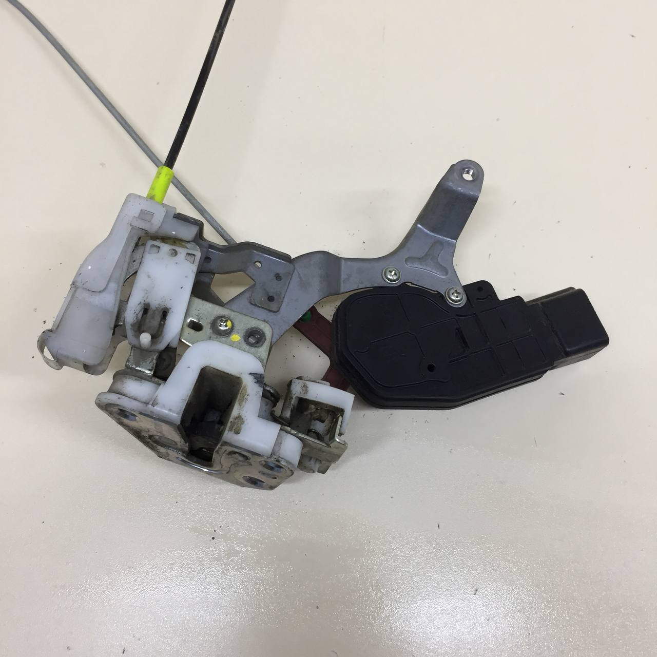 Замок двери задней левой Peugeot 107 2006-2014