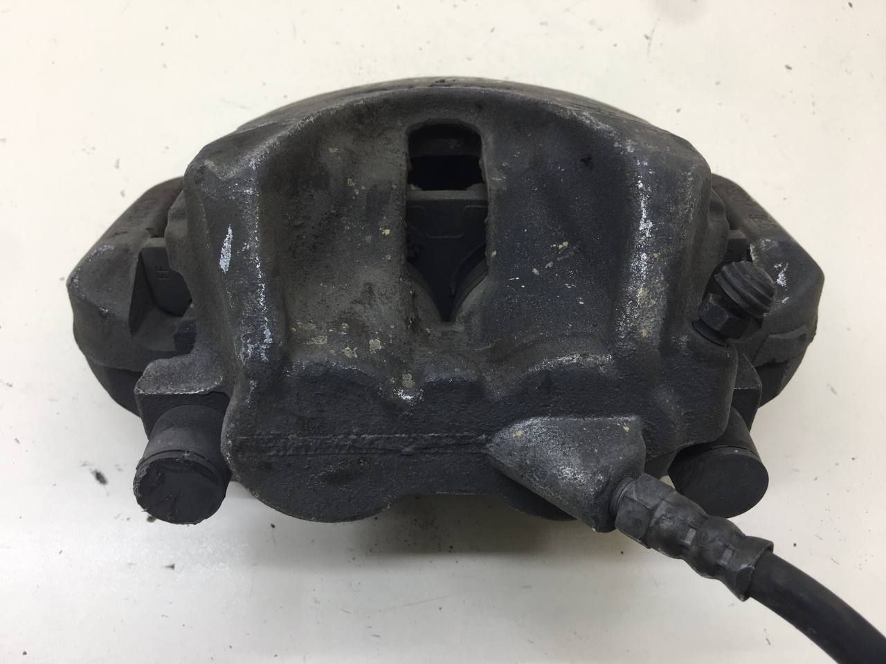 Суппорт передний правый Volvo XC60 2008-2017