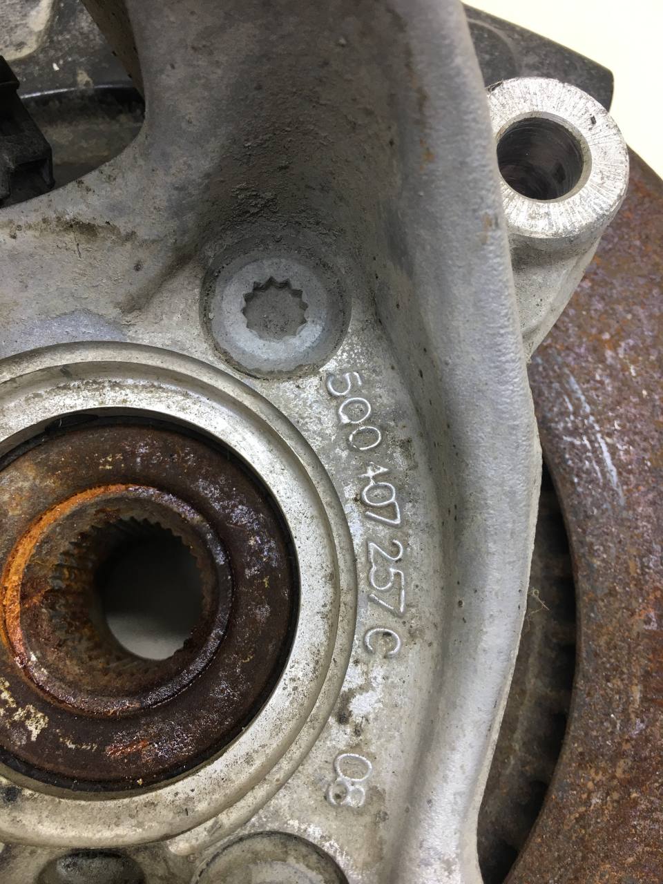 Кулак поворотный передний левый Skoda Octavia (A7) 2013>