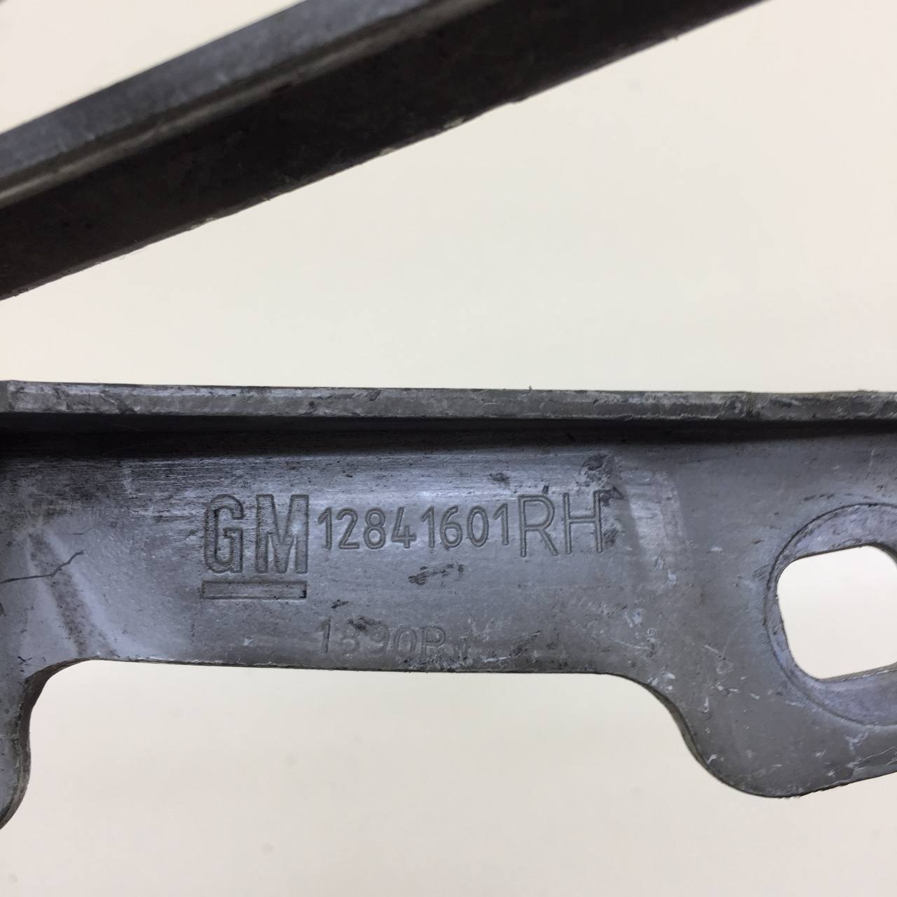 Петля капота правая Opel Insignia 2008-2017