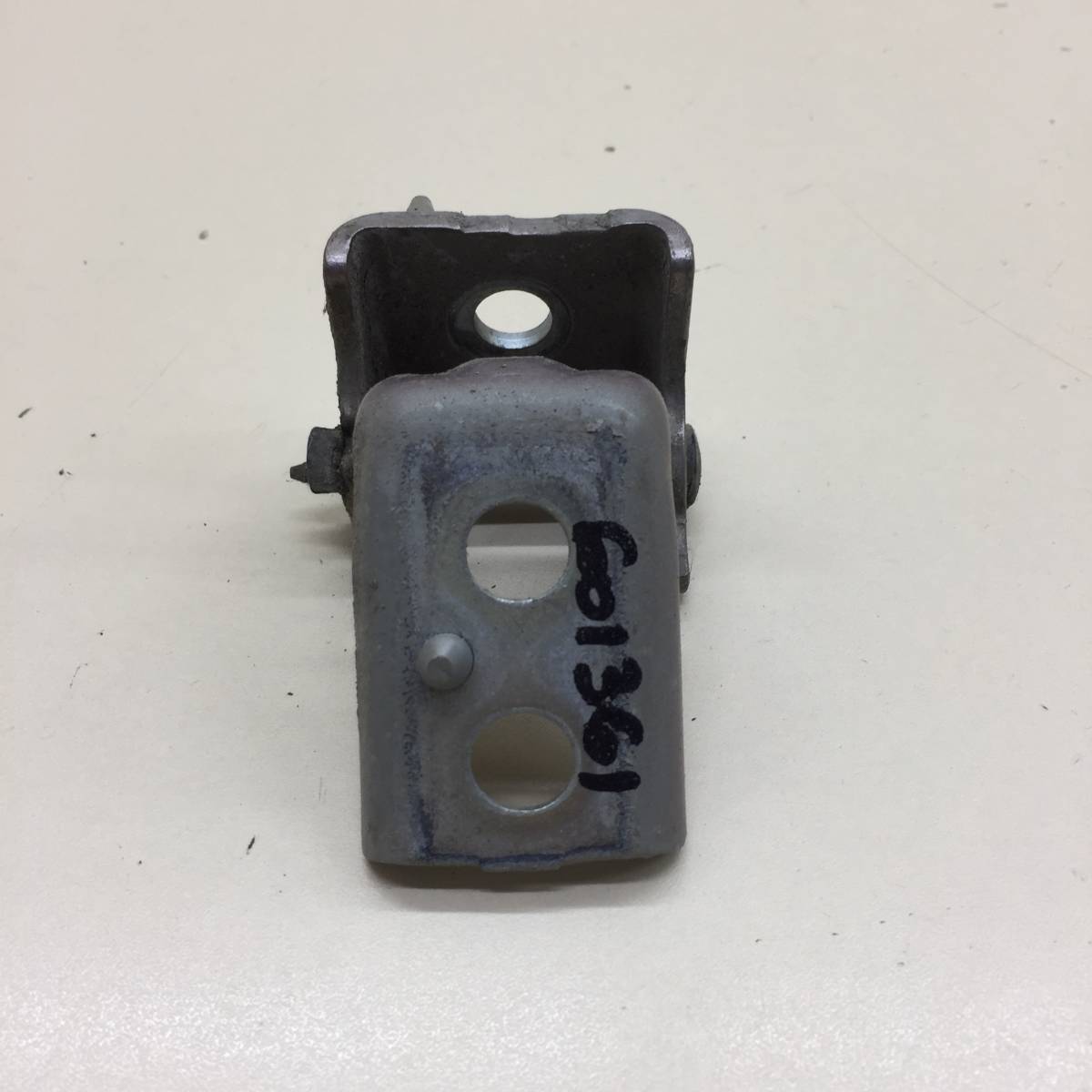 Петля двери передней левой нижняя Peugeot 208 2012>