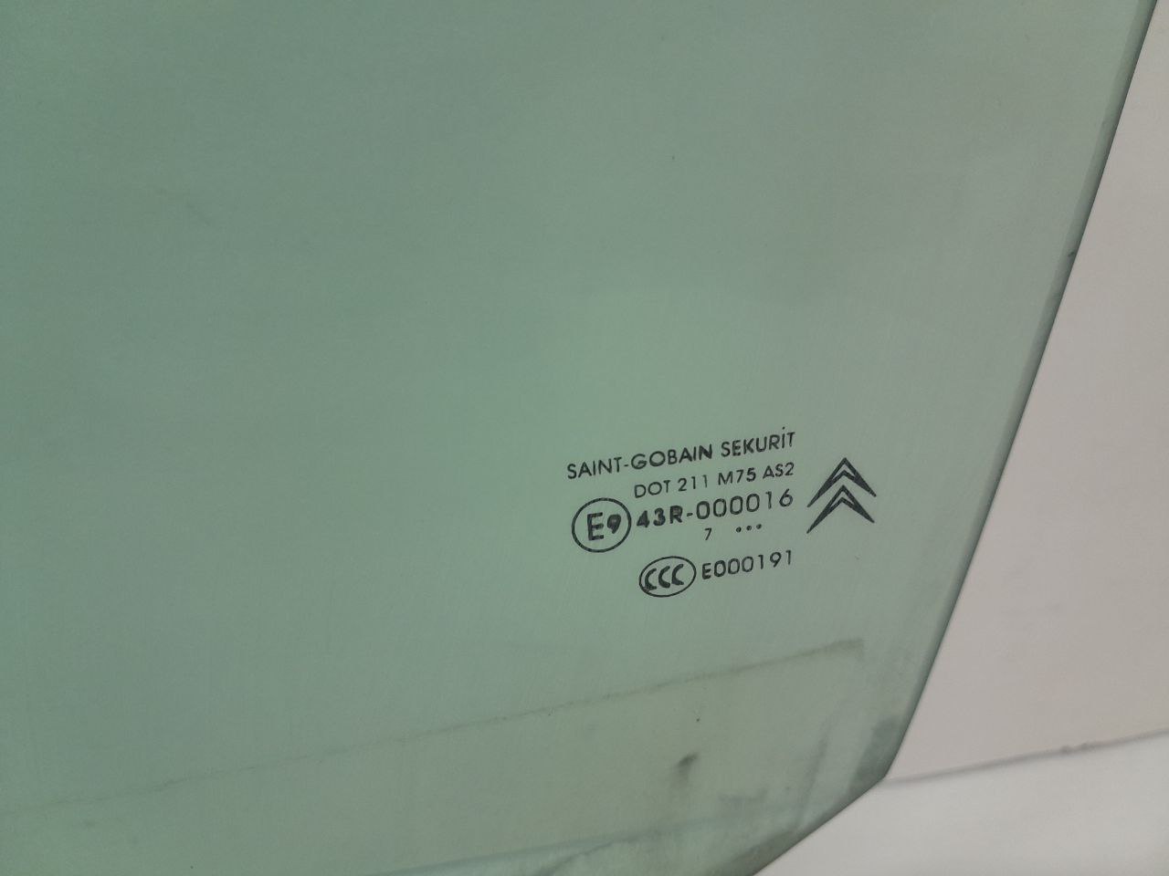 Стекло двери передней левой Citroen С4 Picasso 2006-2014