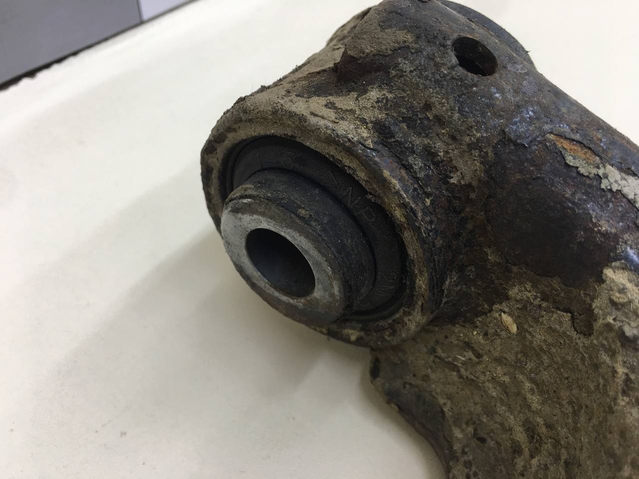 Рычаг передний нижний левый Mitsubishi L200 (KB) 2006-2016