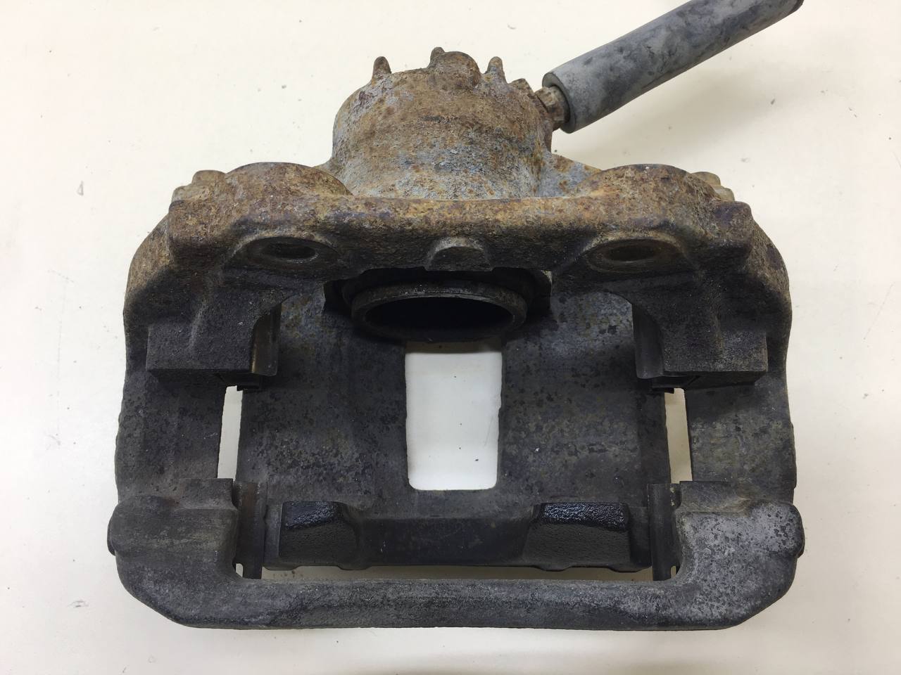 Суппорт передний правый Peugeot 307 2001-2008